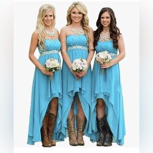 This is a beautiful sleeveless dress. 👗 “frozen” movie type. Size: 14women.